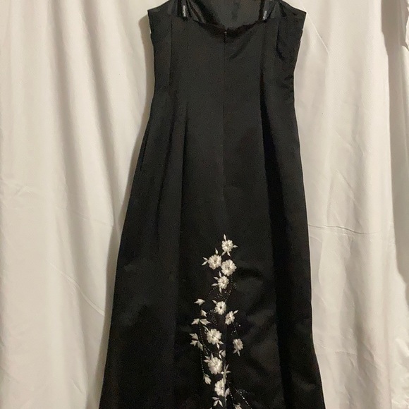 Women’s Elegant Gown - Picture 3 of 13
